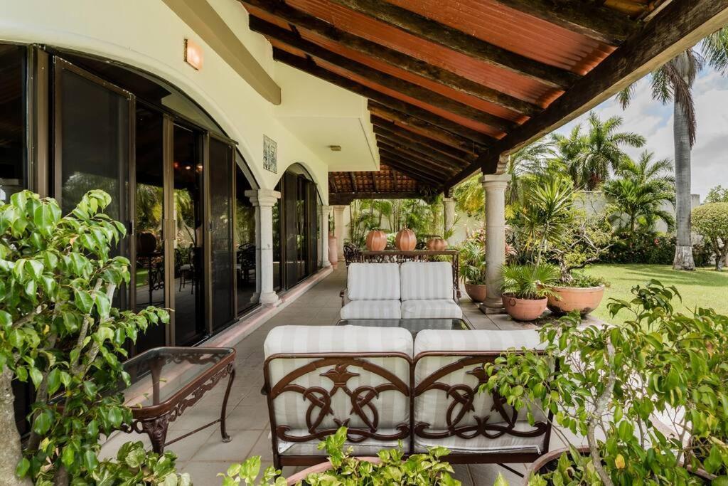 Elegant Lagoon Front Villa By Casa Paraiso Cancún Exteriör bild